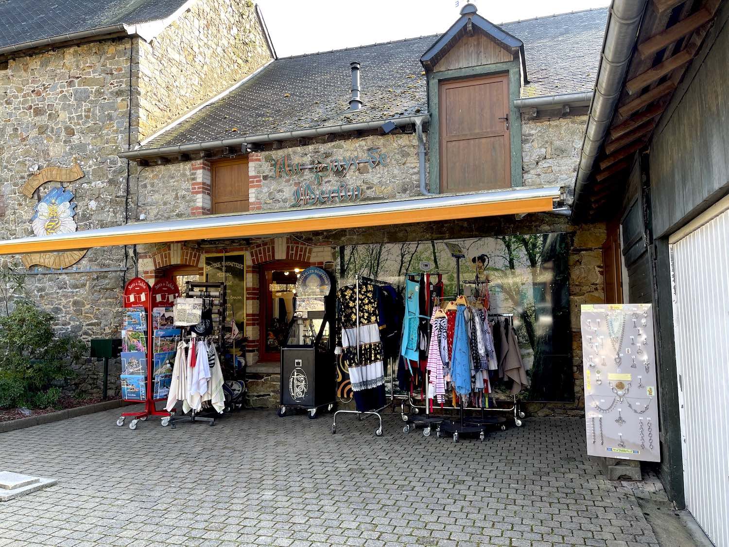 au pays de merlin boutique de souvenirs bretons paimpont bretagne